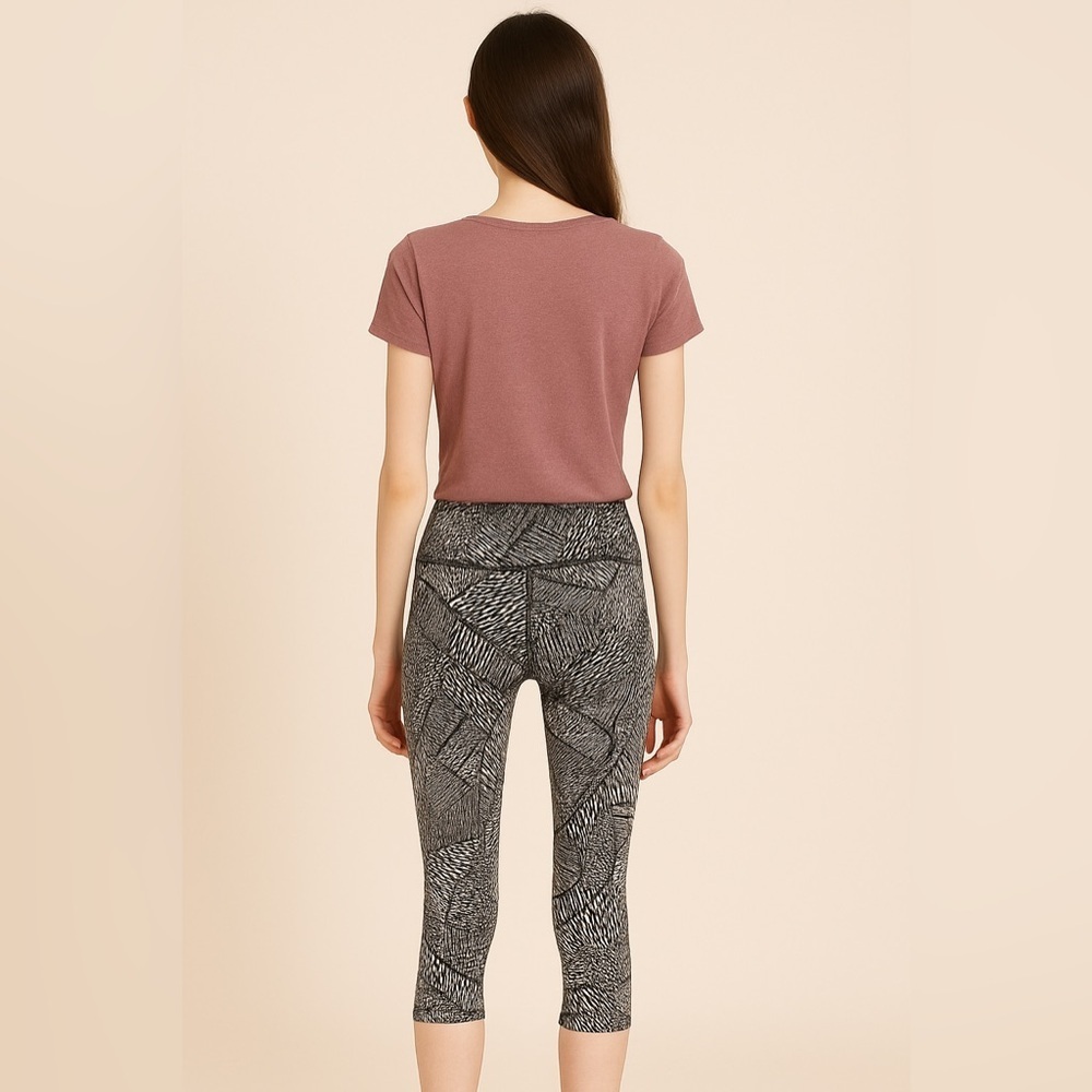 Under Armour Women’a  Leggings Capri length Sz small - Picture 2 of 3